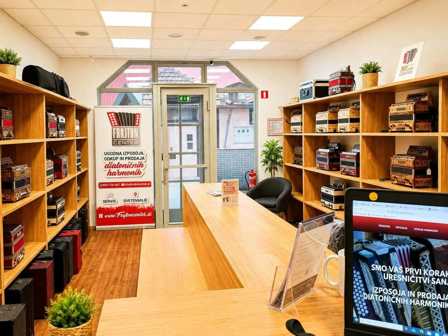 Prodajni salon Frajton Center v Žalcu s policami diatoničnih harmonik