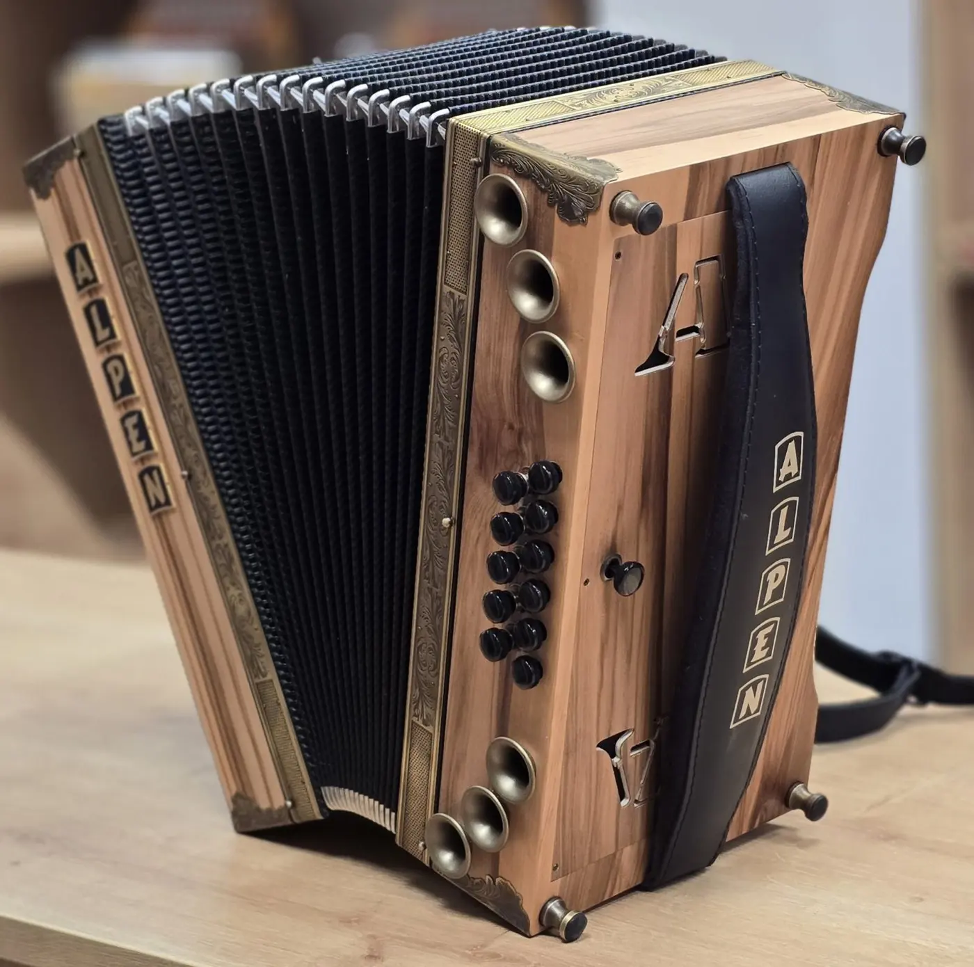 Nova harmonika Alpen Artist Pro C-F-B 38 – fotografija 2