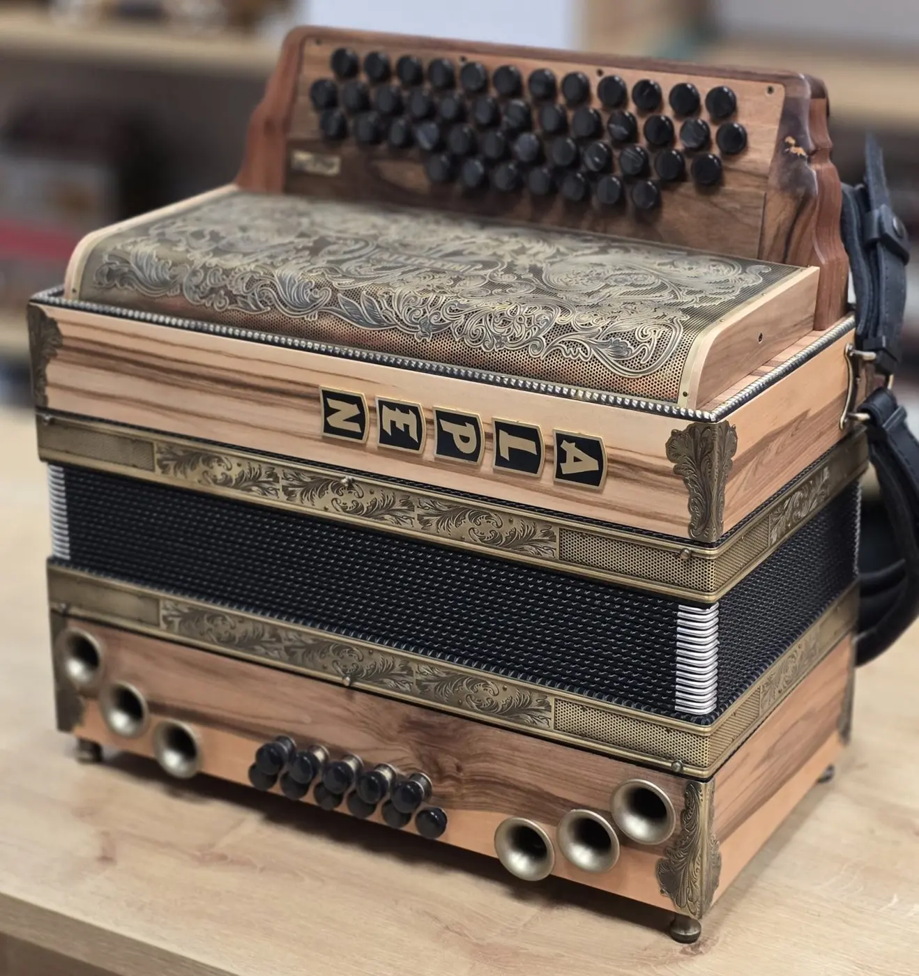 Nova harmonika Alpen Artist Pro C-F-B 38 – fotografija 3