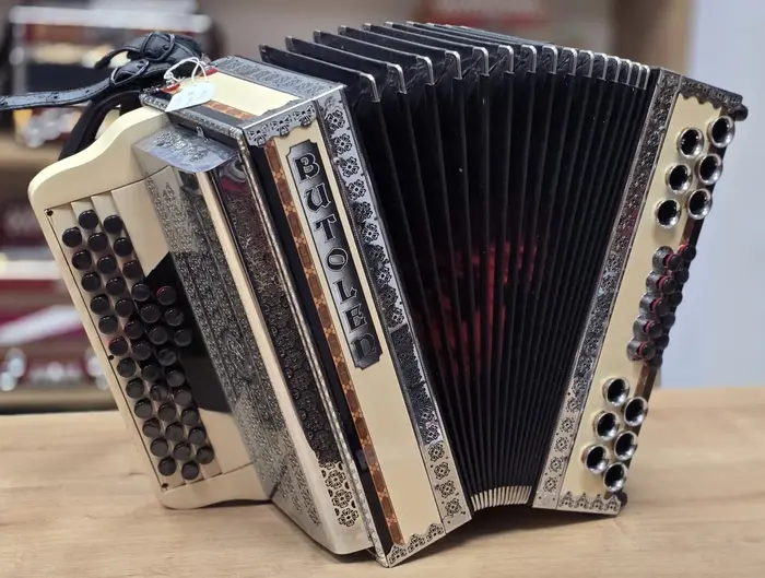 Rabljena harmonika Butolen B-Es-As 38