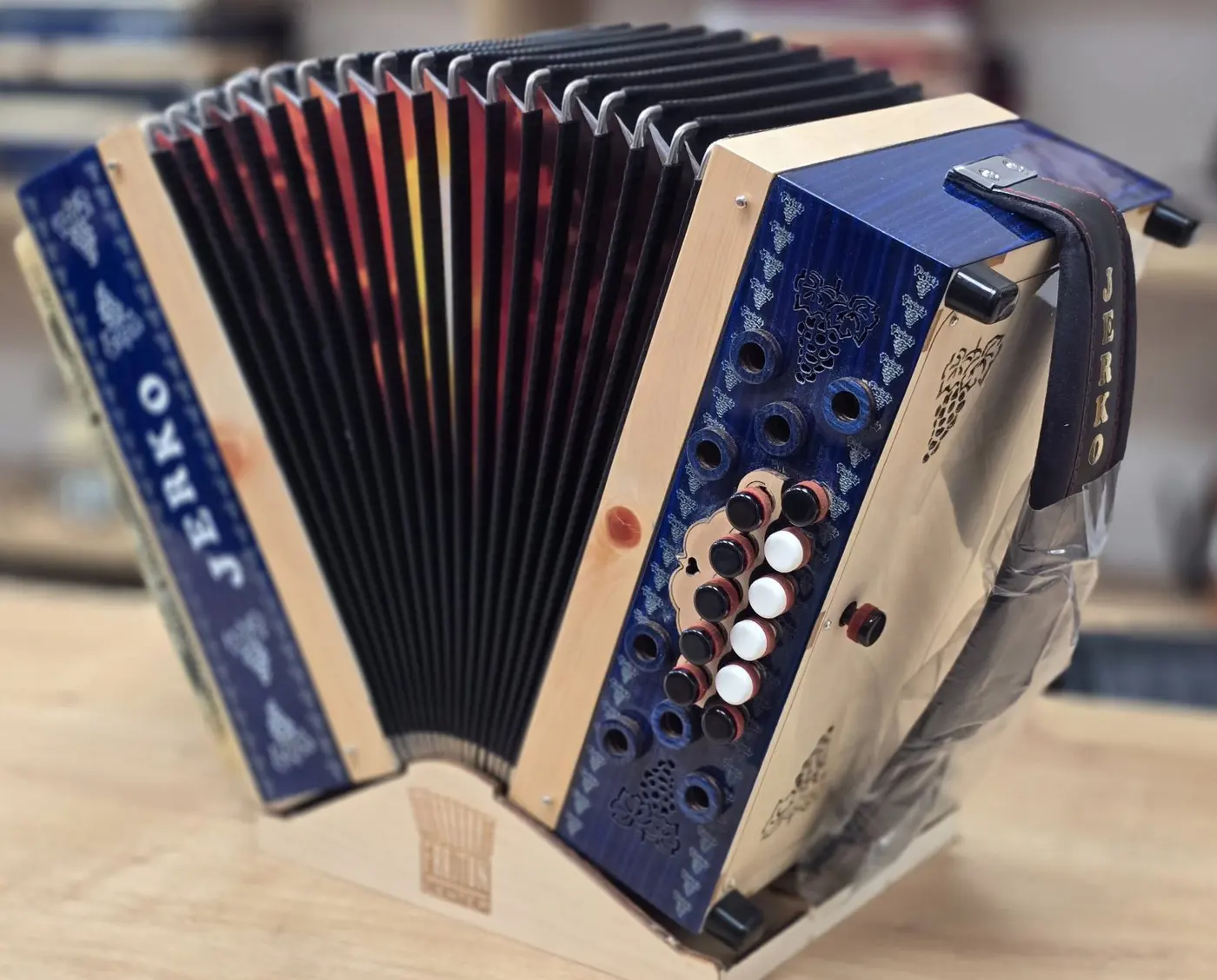 Nova harmonika Jerko C-F-B 30 – fotografija 4