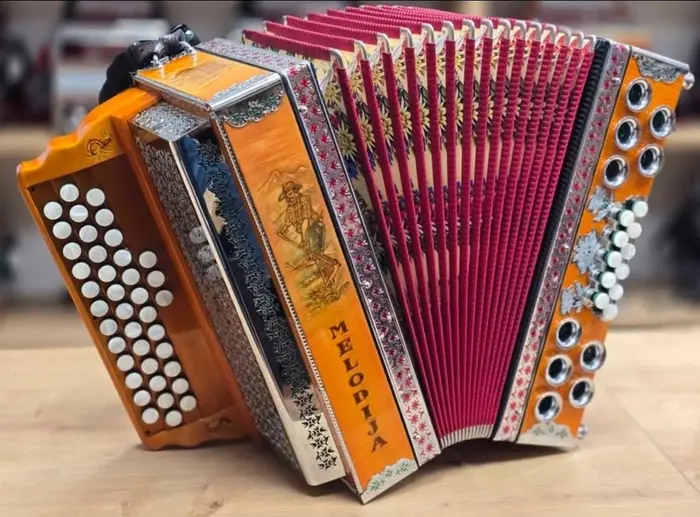 Rabljena harmonika Melodija C-F-B 38