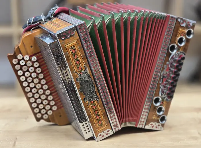 Rabljena harmonika Melodija C-F-B-Es 36