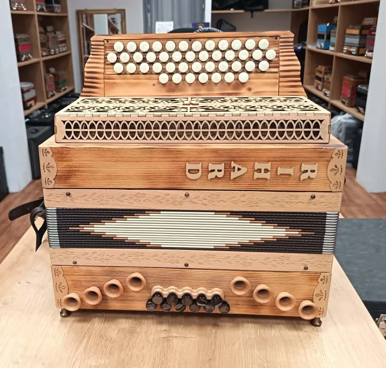 Rabljena harmonika Rihard C-F-B 38 – fotografija 3
