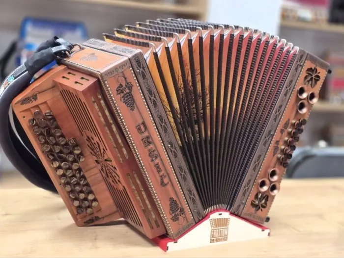 Rabljena harmonika Uršič C-F-B 38